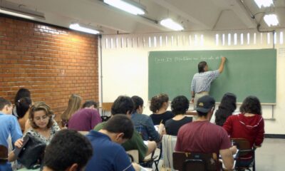 metade-dos-professores-formados-em-ead-tem-desempenho-insuficiente