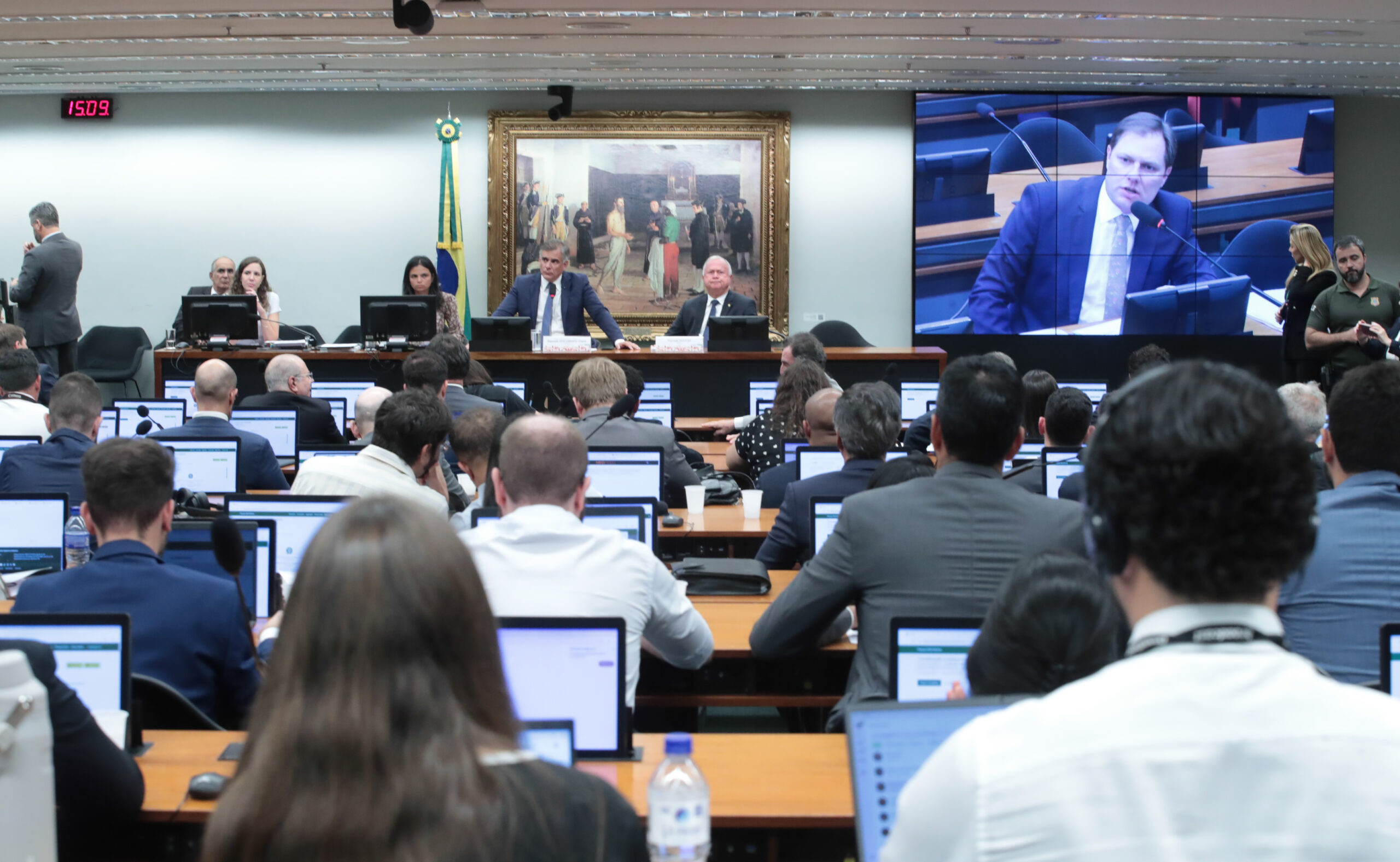 pedido-de-vista-volta-a-travar-pec-que-pretende-reduzir-a-maioridade-penal-na-camara
